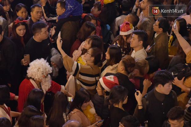 Bức ảnh minh chứng rõ nhất về độ chịu chơi của người dân Hà Nội: Đêm Noel đông đến mấy cũng ra đường!-2