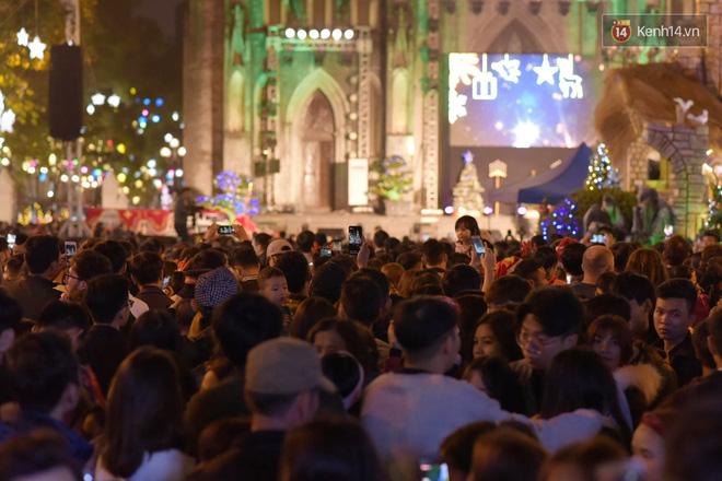 Bức ảnh minh chứng rõ nhất về độ chịu chơi của người dân Hà Nội: Đêm Noel đông đến mấy cũng ra đường!-3