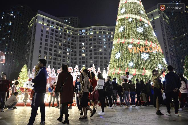 Bức ảnh minh chứng rõ nhất về độ chịu chơi của người dân Hà Nội: Đêm Noel đông đến mấy cũng ra đường!-4