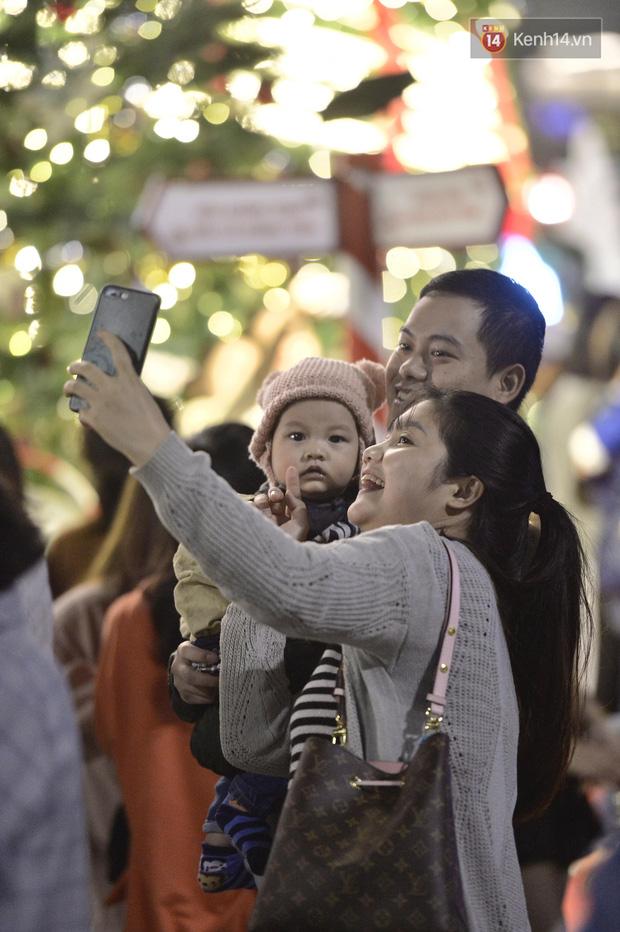 Bức ảnh minh chứng rõ nhất về độ chịu chơi của người dân Hà Nội: Đêm Noel đông đến mấy cũng ra đường!-6