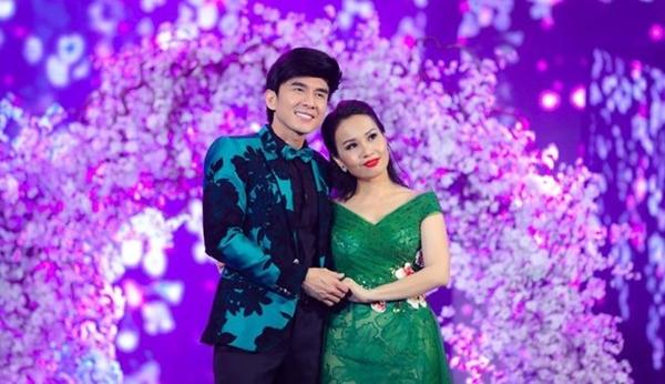 Đan Trường và Cẩm Ly: Cặp đôi song ca lần đầu vào năm 1999 và từ đó bắt đầu cùng nhau cho ra nhiều sản phẩm âm nhạc đình đám. Giọng ca ngọt ngào của cả hai đã khiến những Mưa buồn, Khung trời ngày xưa, Mùa thu kỷ niệm, Đau xót lý con cua, Trăng vỡ, Mưa bụi,…gây ấn tượng mạnh mẽ với công chúng yêu âm nhạc. Trong đó Chim trắng mồ côi là bản hit có nhiều thành tích nổi bật, tạo được tầm ảnh hưởng sâu rộng nhất đến mọi lứa tuổi.