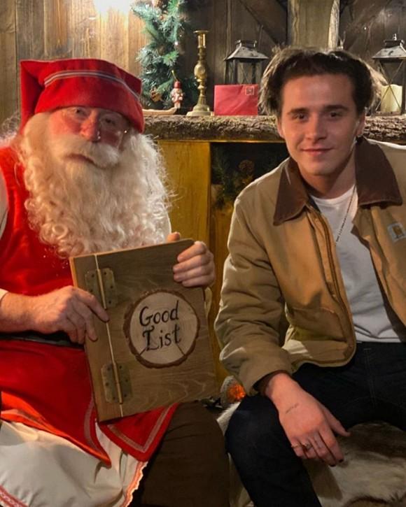 Harper cười không nhặt được miệng vì được gặp ông già Noel-1