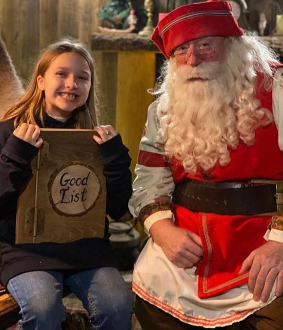 Harper cười không nhặt được miệng vì được gặp ông già Noel-2