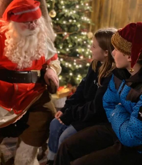 Harper cười không nhặt được miệng vì được gặp ông già Noel-3