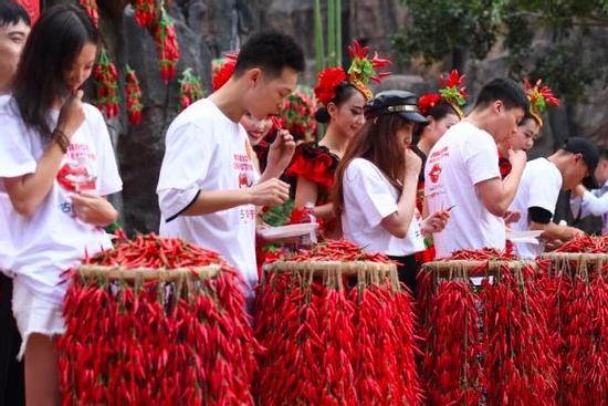 Xem nam thanh, nữ tú đua nhau ăn ớt để lập kỷ lục