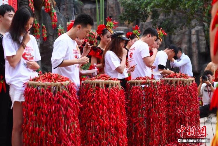 Xem nam thanh, nữ tú đua nhau ăn ớt để lập kỷ lục-2