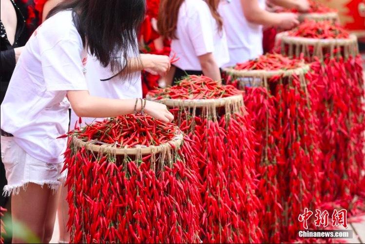 Xem nam thanh, nữ tú đua nhau ăn ớt để lập kỷ lục-1