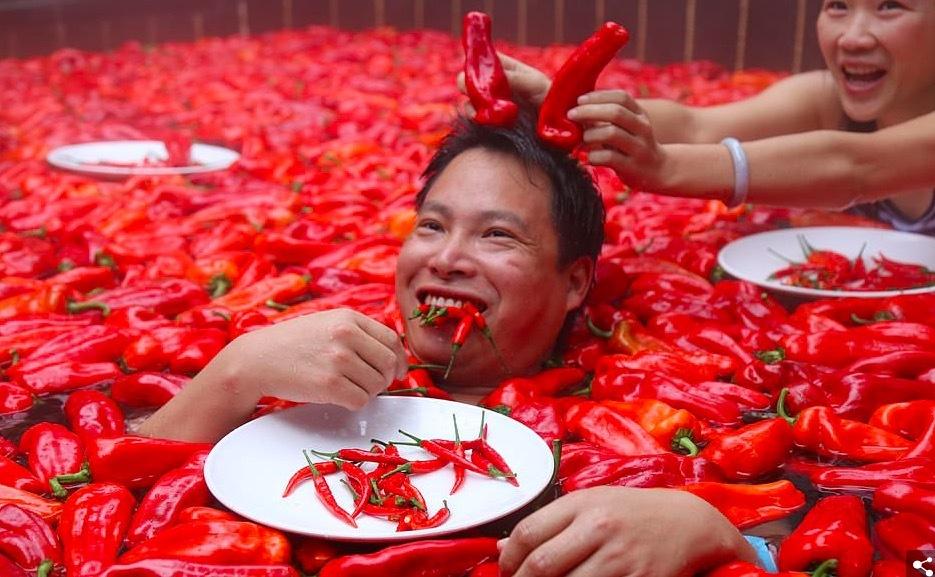 Xem nam thanh, nữ tú đua nhau ăn ớt để lập kỷ lục-6
