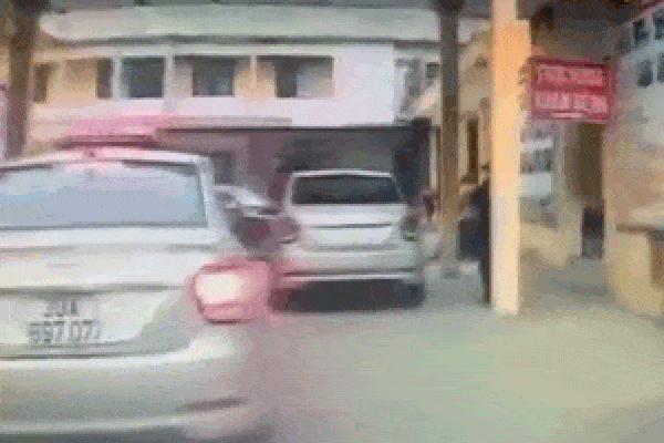 Clip: Chồng liên tục lên gối, đấm đá, cầm dép vả vào mặt vợ rồi dúi ngã xuống cầu thang-7