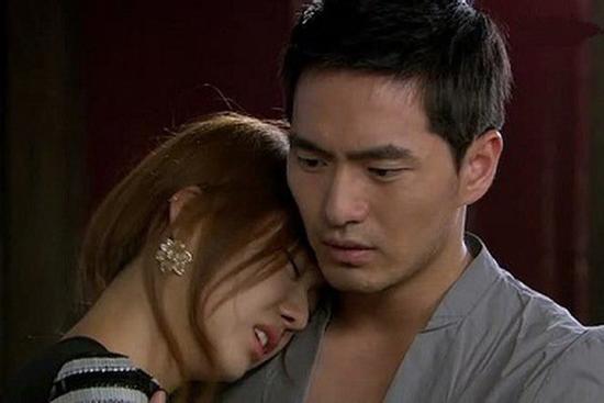 Tân hôn nằm cạnh chồng, nửa đêm giật mình tỉnh dậy thấy người này ngồi bên