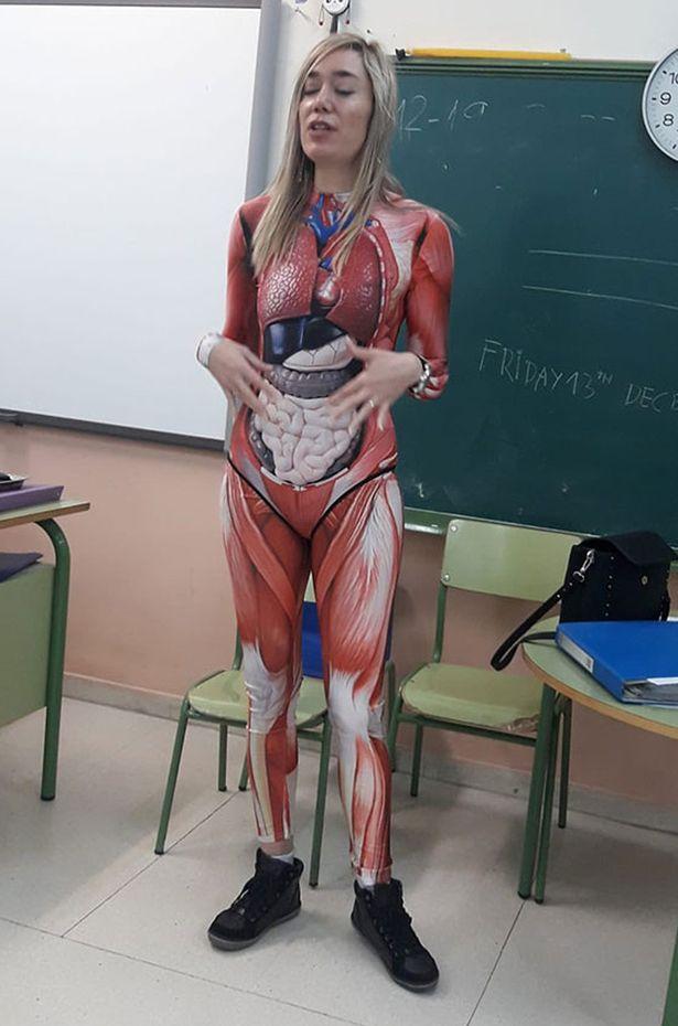 Cô giáo được khen khi diện đồ bó sát dạy về giải phẫu trên lớp-1