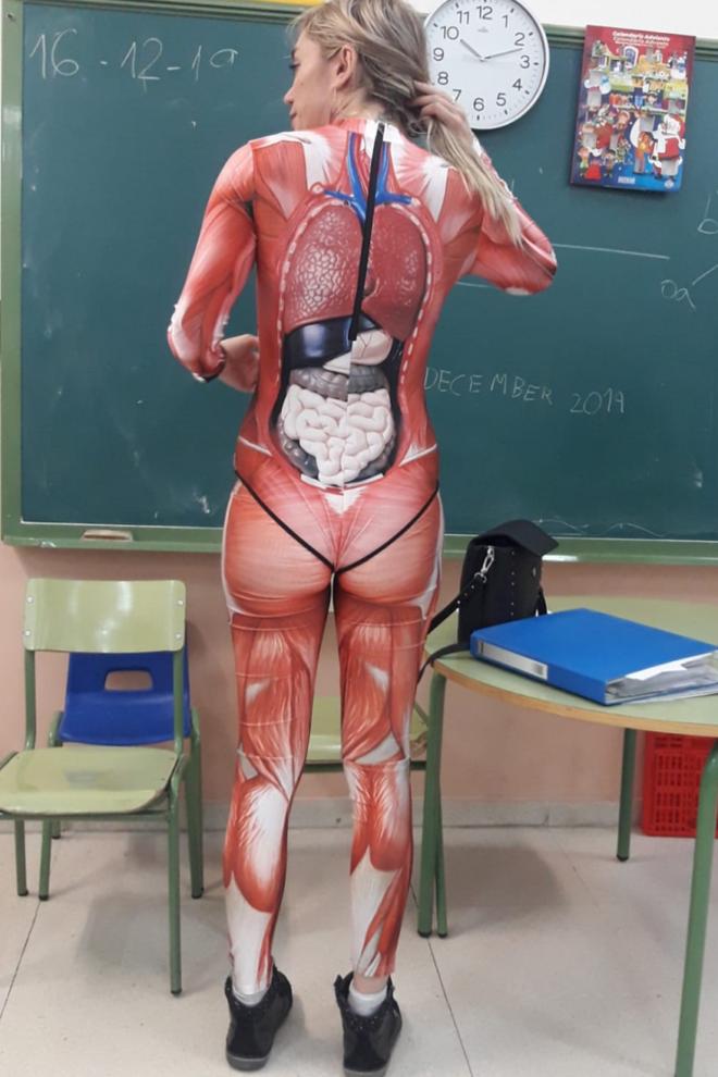 Cô giáo được khen khi diện đồ bó sát dạy về giải phẫu trên lớp-2