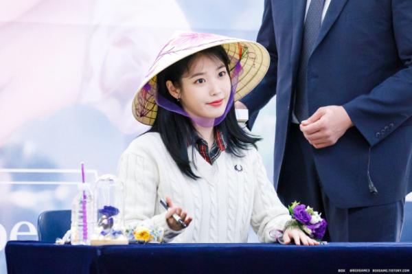 Dòng chữ Ho Chi Minh xuất hiện trong concert của IU, tin đồn em gái quốc dân sắp đến Việt Nam là sự thật?-3