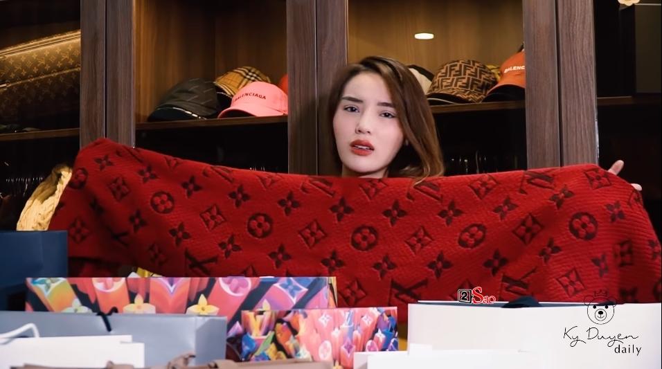 Kỳ Duyên đu theo trend đập hộp với những món hàng hiệu đắt giá sắm tại Hàn Quốc-1