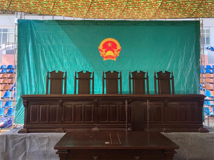 Phiên tòa vụ án thiếu nữ giao gà được mở công khai ở sân vận động-2