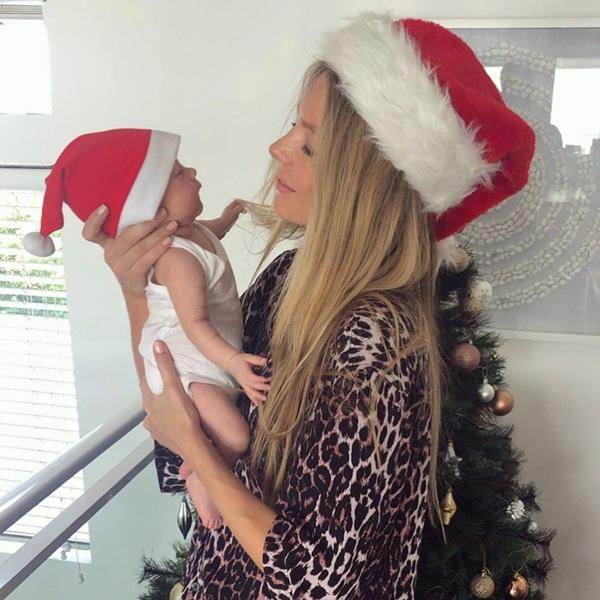 Mẹ con Hoa hậu Hoàn vũ 2004 - Jennifer Hawkins (Australia) tưng bừng đón Noel. Mặc dù mới chỉ vài tháng tuổi nhưng cô bé đã sở hữu sống mũi cao vút, có tố chất để trở thành đại mỹ nhân giống mẹ. Trước đó, Jennifer Hawkins được biết đến là Hoa hậu Hoàn vũ đẹp thứ hai trong lịch sử.