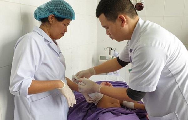 Ngã vào nồi lẩu đang sôi trẻ bỏng nặng-3