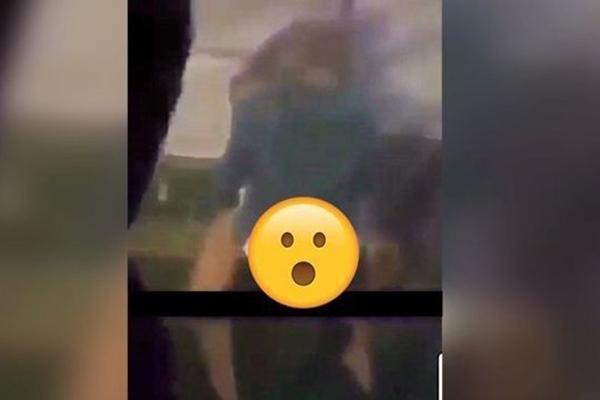 Thản nhiên làm chuyện ấy tại ngã tư đông người qua lại, cặp đôi làm ai nhìn cũng phải phẫn nộ-3