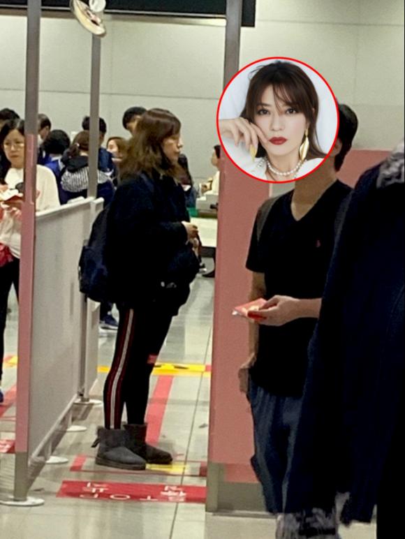 Én nhỏ Triệu Vy lộ mặt vàng vọt, kiệt sức khi một mình xuất hiện ở Nhật Bản-1