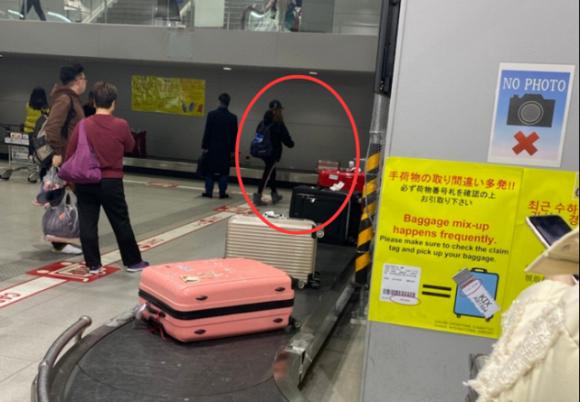 Én nhỏ Triệu Vy lộ mặt vàng vọt, kiệt sức khi một mình xuất hiện ở Nhật Bản-2