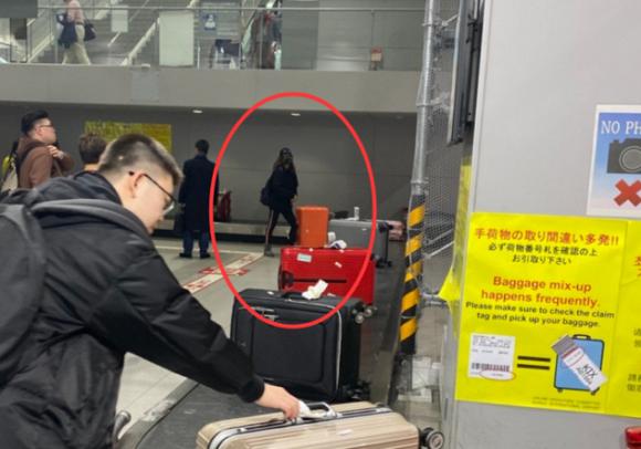 Én nhỏ Triệu Vy lộ mặt vàng vọt, kiệt sức khi một mình xuất hiện ở Nhật Bản-3