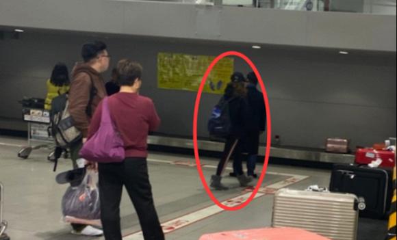 Én nhỏ Triệu Vy lộ mặt vàng vọt, kiệt sức khi một mình xuất hiện ở Nhật Bản-4