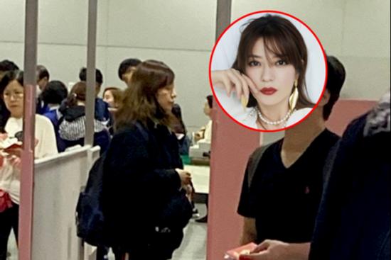 'Én nhỏ' Triệu Vy lộ mặt vàng vọt, kiệt sức khi một mình xuất hiện ở Nhật Bản