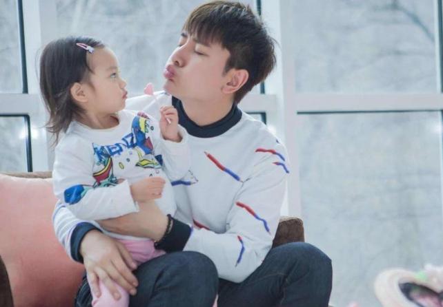 Lý Tiểu Lộ khoe ảnh cùng con, cư dân mạng nhận xét Điềm Hinh ngày càng giống Giả Nãi Lượng-6