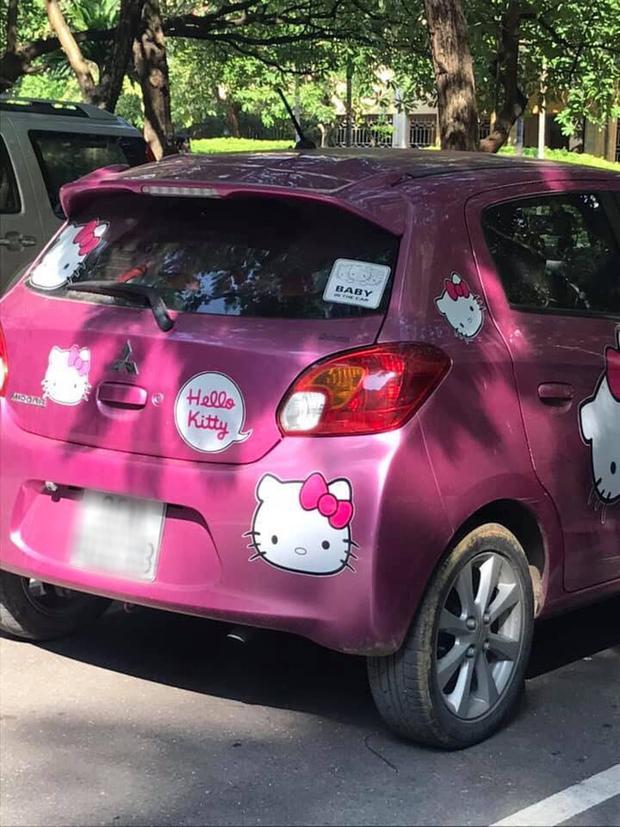 Cô giáo NEU chơi lớn với ô tô màu hồng đầy hình Hello Kitty, bên trong tràn ngập gấu bông: Hóa ra tất cả đều vì con gái!-2