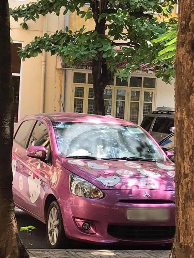 Cô giáo NEU chơi lớn với ô tô màu hồng đầy hình Hello Kitty, bên trong tràn ngập gấu bông: Hóa ra tất cả đều vì con gái!-1
