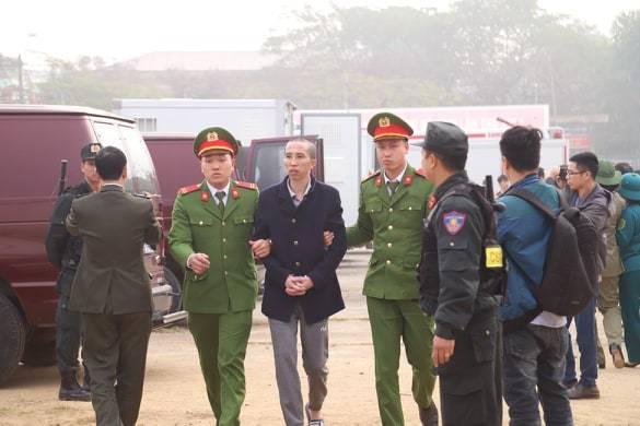 Nóng: Bố và chị gái nữ sinh giao gà đến tòa từ sáng sớm, chó nghiệp vụ cũng được huy động-12