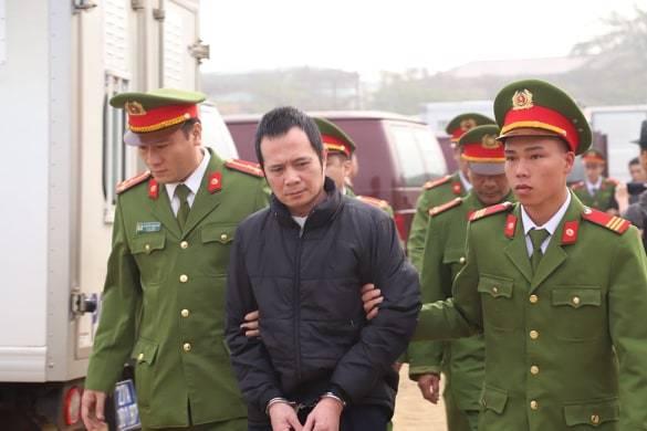 Nóng: Bố và chị gái nữ sinh giao gà đến tòa từ sáng sớm, chó nghiệp vụ cũng được huy động-16