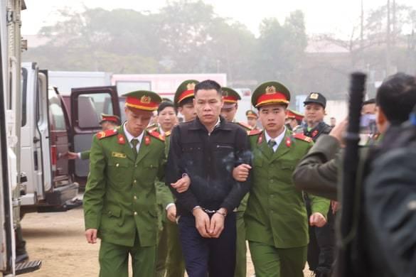 Nóng: Bố và chị gái nữ sinh giao gà đến tòa từ sáng sớm, chó nghiệp vụ cũng được huy động-10