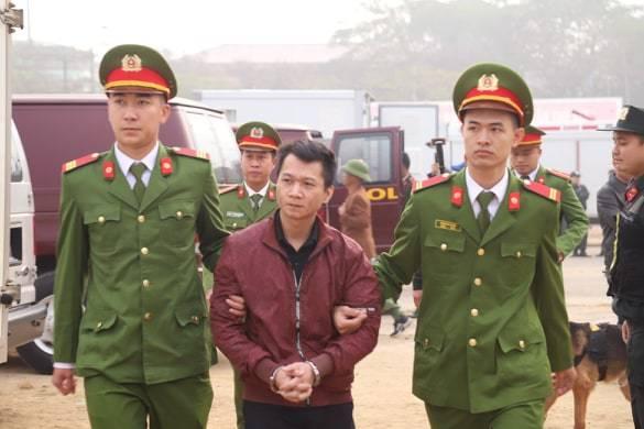 Nóng: Bố và chị gái nữ sinh giao gà đến tòa từ sáng sớm, chó nghiệp vụ cũng được huy động-11