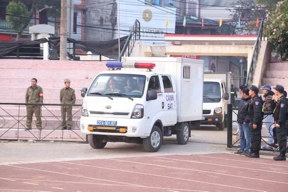 Nóng: Bố và chị gái nữ sinh giao gà đến tòa từ sáng sớm, chó nghiệp vụ cũng được huy động-9