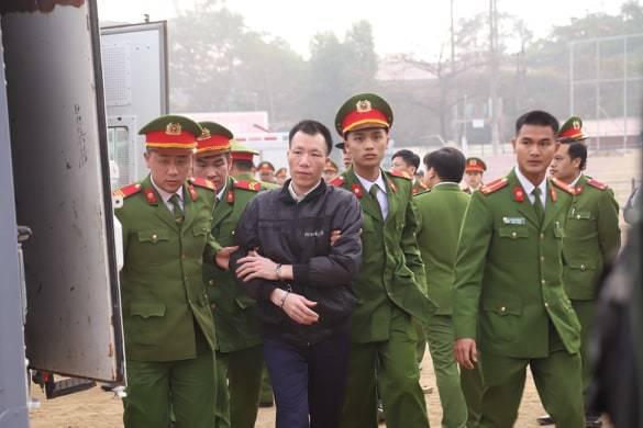 Nóng: Bố và chị gái nữ sinh giao gà đến tòa từ sáng sớm, chó nghiệp vụ cũng được huy động-14