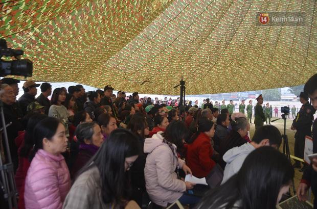 Nóng: Bố và chị gái nữ sinh giao gà đến tòa từ sáng sớm, chó nghiệp vụ cũng được huy động-6