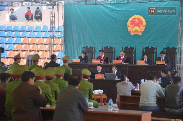 Nóng: Bố và chị gái nữ sinh giao gà đến tòa từ sáng sớm, chó nghiệp vụ cũng được huy động-18