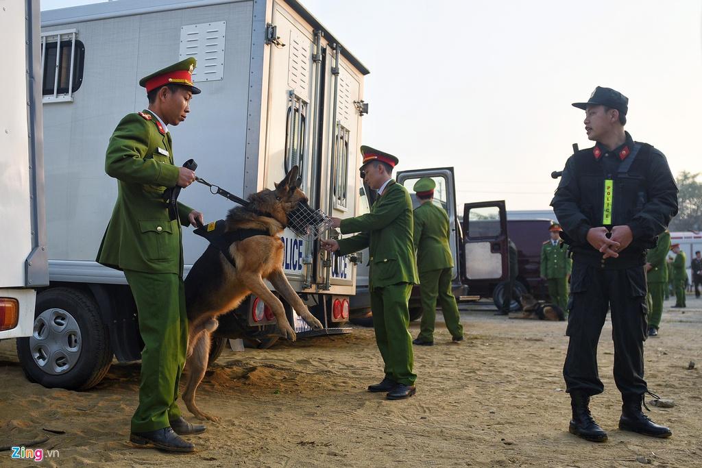 Nóng: Bố và chị gái nữ sinh giao gà đến tòa từ sáng sớm, chó nghiệp vụ cũng được huy động-3