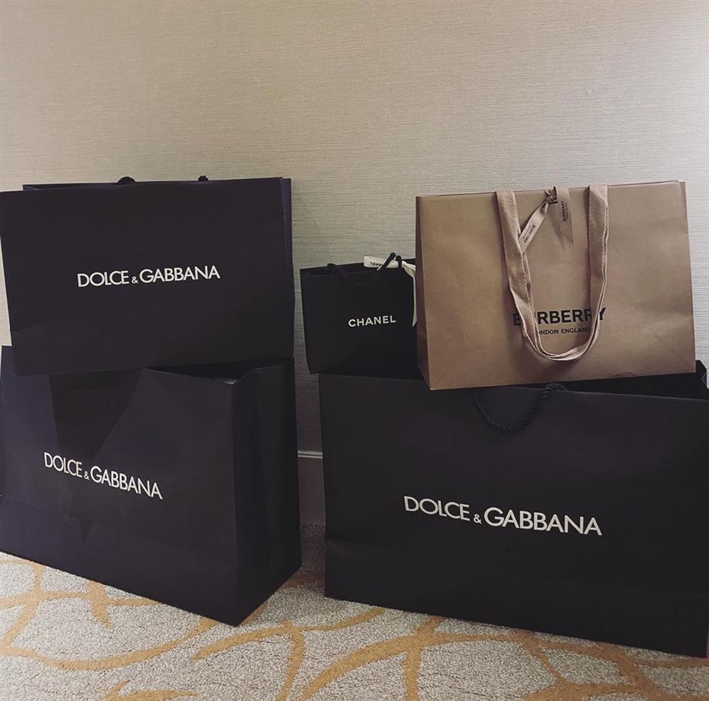 Ninh Dương Lan Ngọc khẳng định bên ngoài xinh đẹp, bên trong nhiều tiền với chiếc nhẫn kim cương siêu khủng-3