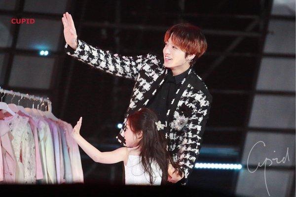 Loạt khoảnh khắc tương tác của BTS và bạn diễn nhí tại SBS Gayo Daejeon 2019 gây bão ầm ầm-5