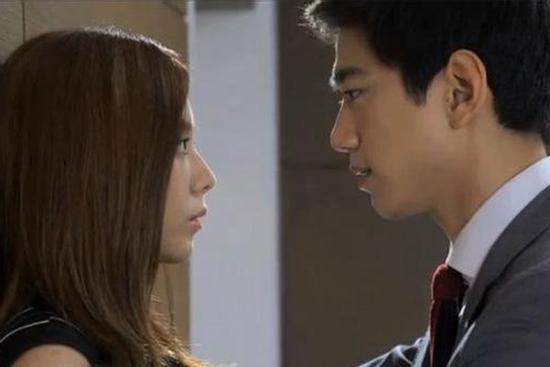 Thuê vội xe ôm đến dự đám cưới bạn trai cũ, nào ngờ đời tôi một bước lên tiên