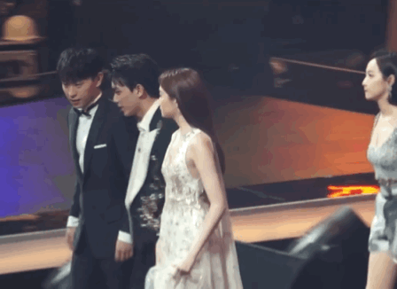 Em trai quốc dân Ngô Lỗi gây bão với đôi tay lịch thiệp chuẩn soái ca-4