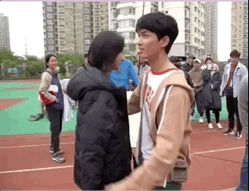 Em trai quốc dân Ngô Lỗi gây bão với đôi tay lịch thiệp chuẩn soái ca-7