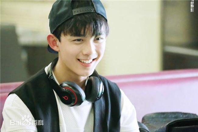 Em trai quốc dân Ngô Lỗi gây bão với đôi tay lịch thiệp chuẩn soái ca-1