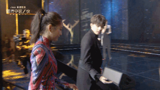 Em trai quốc dân Ngô Lỗi gây bão với đôi tay lịch thiệp chuẩn soái ca-3