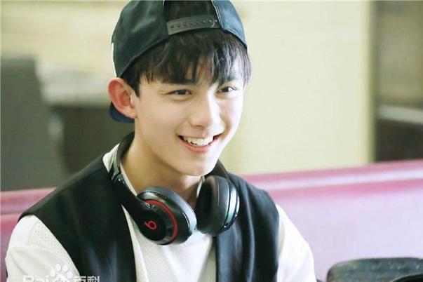 Ngồi học online ở nhà, em trai quốc dân Ngô Lỗi vẫn đẹp xuất sắc như soái ca tổng tài-4