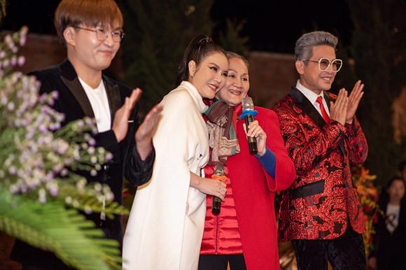 Lý Nhã Kỳ ám ảnh người đối diện với đôi mắt dữ tợn trong tiệc đón Giáng Sinh-1