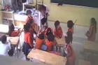 Vụ cô giáo ở Thủ đô nghi đánh, giật tóc, xé vở, đạp vào bụng học sinh: Nhà trường gấp rút mời phụ huynh