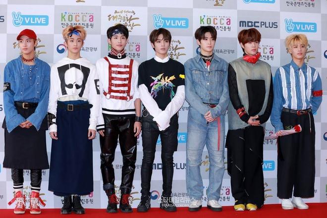 1. NCT: Stylist của nhóm NCT thường xuyên cho các chàng trai diện trang phục khó hiểu, hoạ tiết rườm rà và không có gì ăn nhập vào nhau. Nhìn vào những lần xuất hiện của 